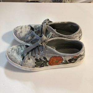 Vintage Havana Michelle Velvet Silver Floral Embroidery Accent Shoes - Size 8.5